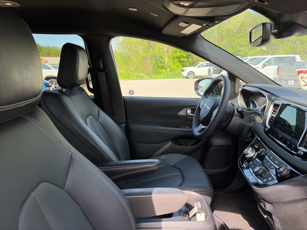 Used 2025 Chrysler Pacifica Select FWD image 14