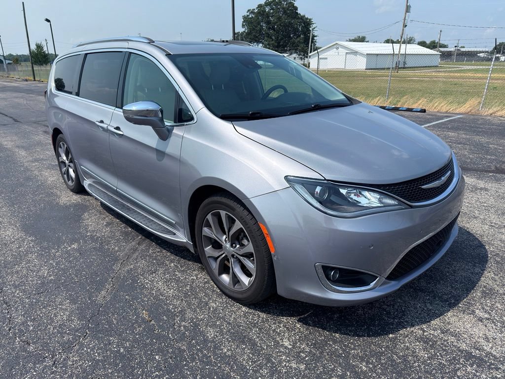 Used 2017 Chrysler Pacifica Limited w/ Advanced Safetytec Group FWD image 2