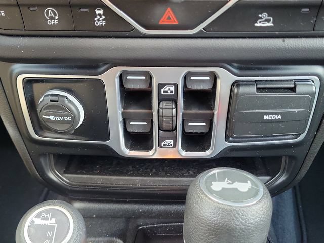 Used 2025 Jeep Wrangler Unlimited Sahara AWD/4WD image 29