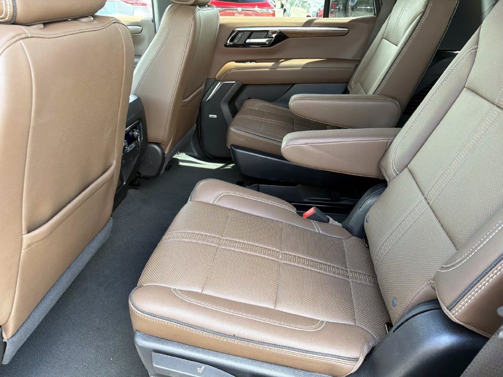 Used 2025 Chevrolet Tahoe High Country AWD/4WD image 14