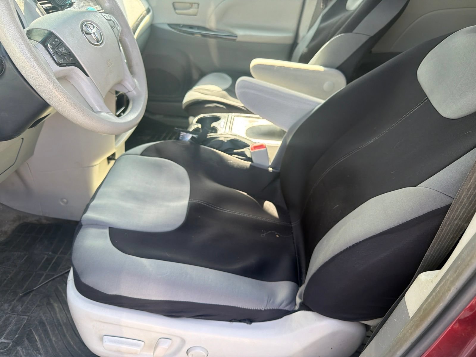 Used 2013 Toyota Sienna LE w/ Towing Pkg AWD/4WD image 8