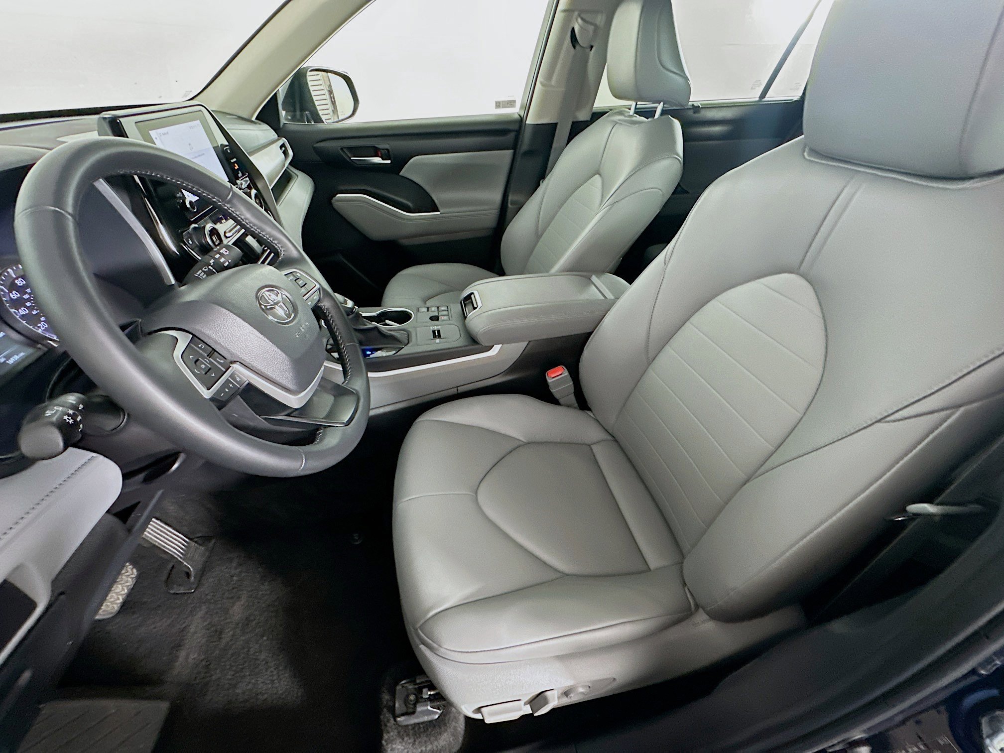 Used 2025 Toyota Highlander XLE image 13