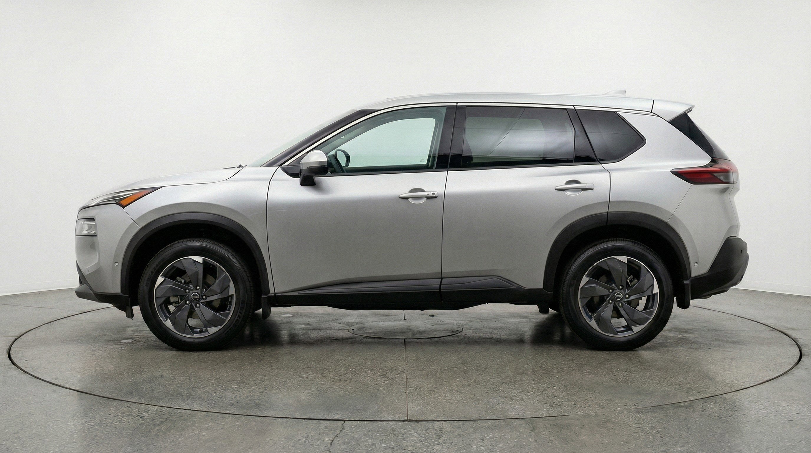 Used 2025 Nissan Rogue SV image 5