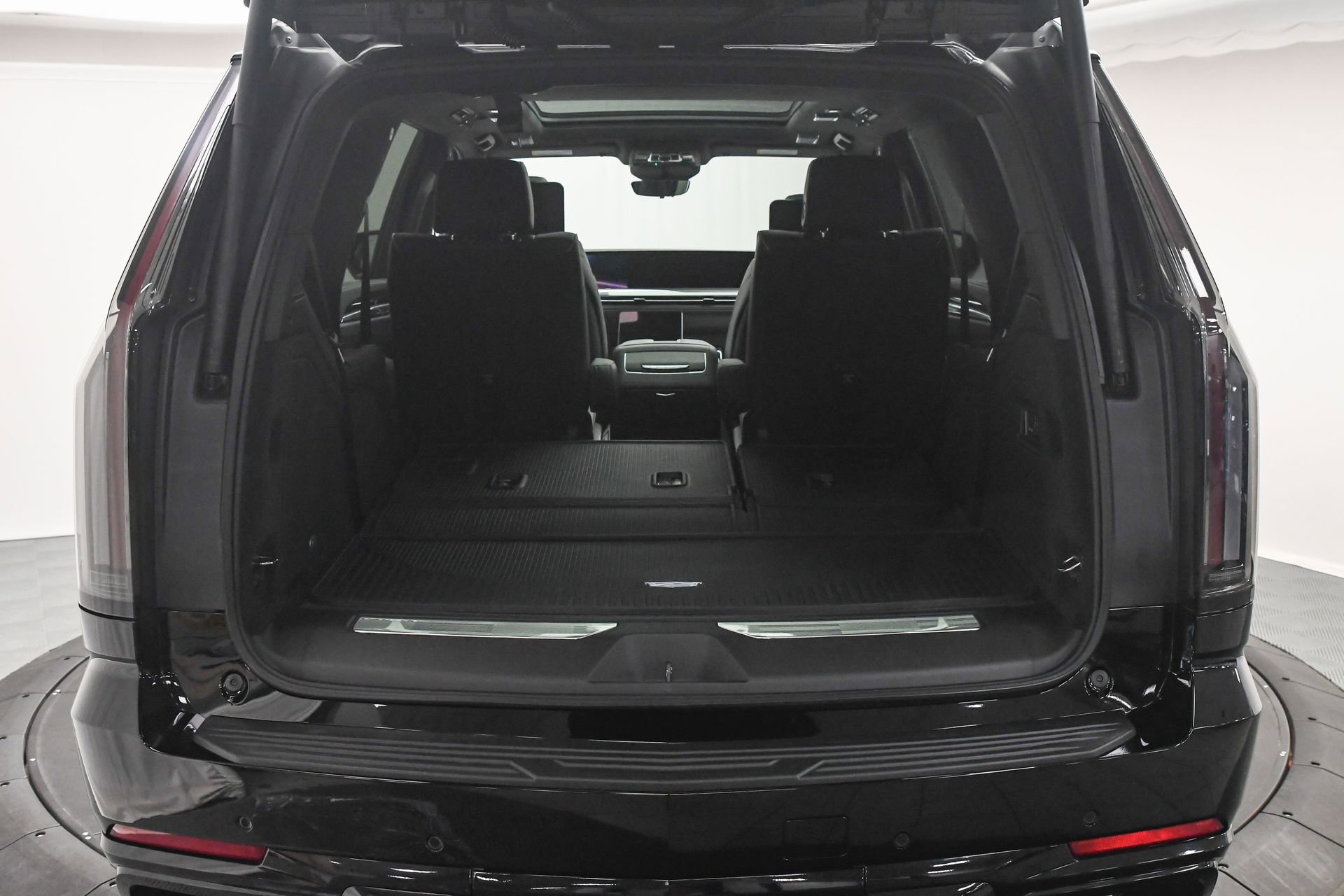 Used 2025 Cadillac Escalade V w/ LPO, ONYX Package image 9