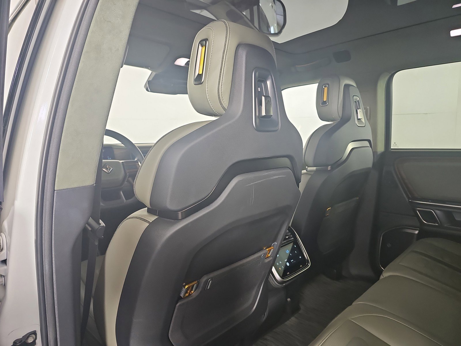 Used 2024 Rivian R1S Adventure image 34