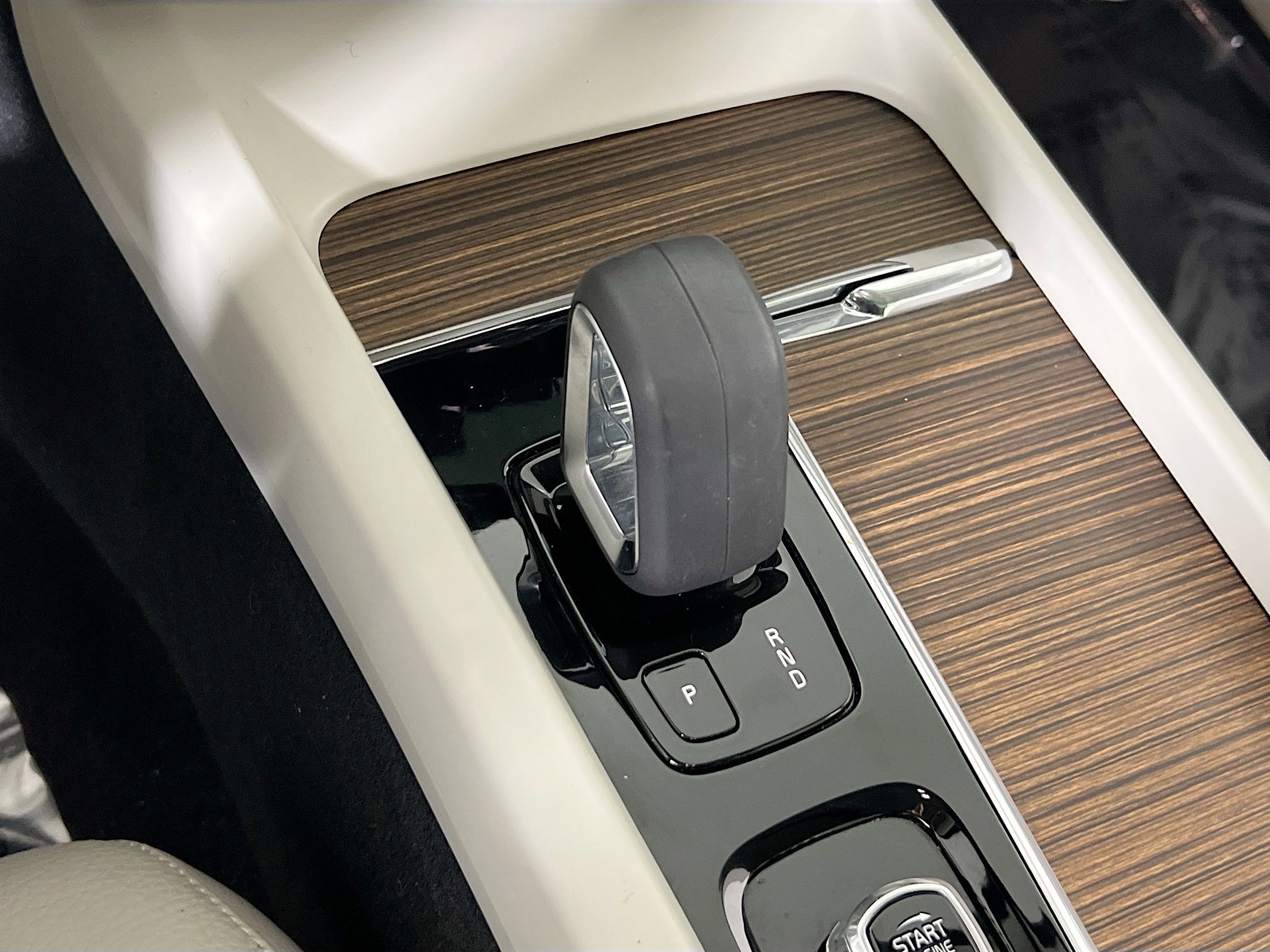 Used 2022 Volvo XC60 B5 Momentum w/ Advanced Package image 17