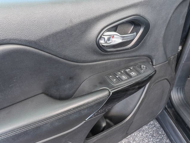 Used 2021 Jeep Cherokee Latitude Plus AWD/4WD image 23