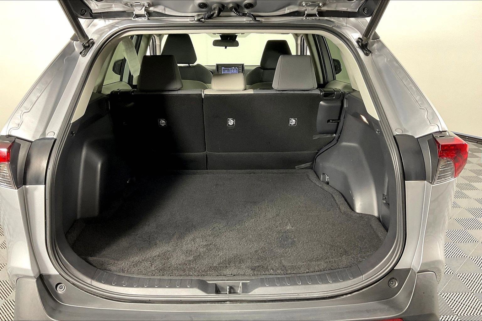Used 2020 Toyota RAV4 XLE w/ Convenience Package FWD image 38
