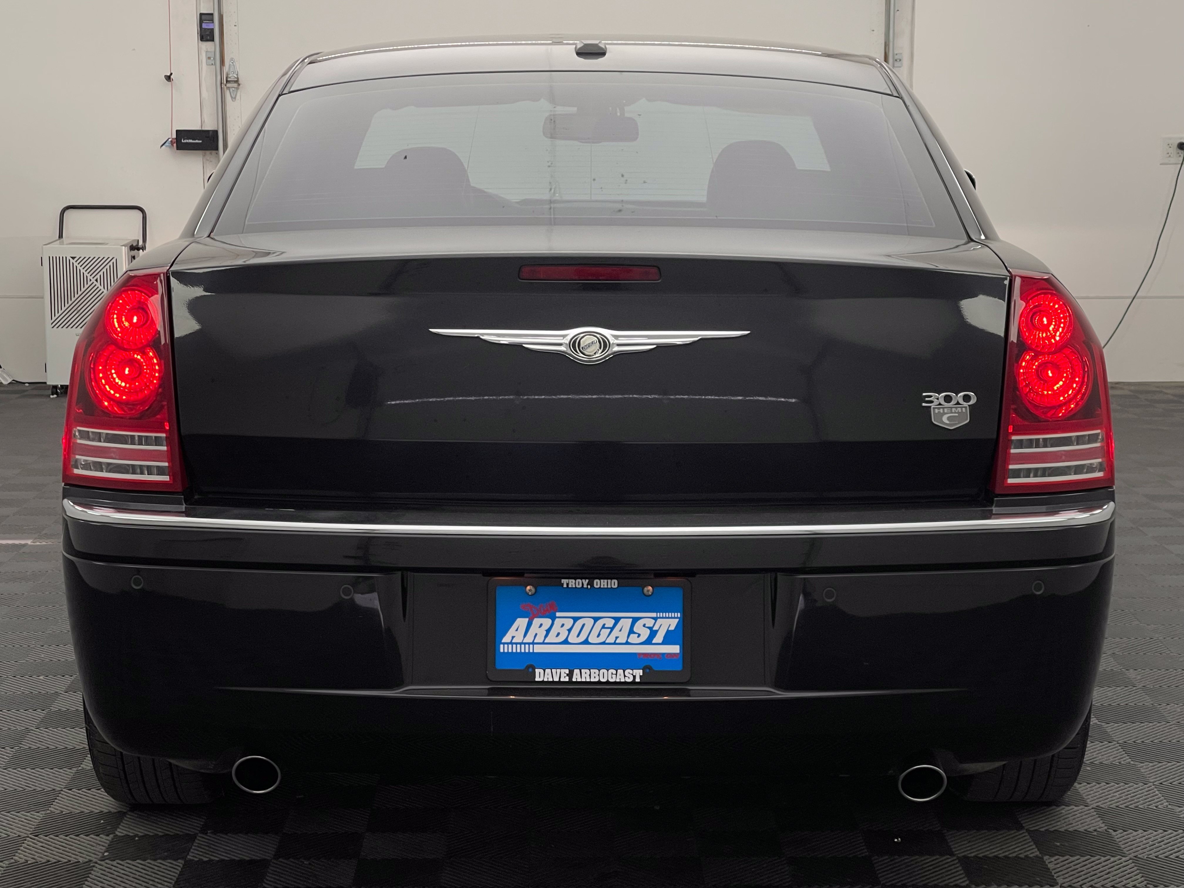 Used 2009 Chrysler 300 C w/ Luxury Group II RWD image 9