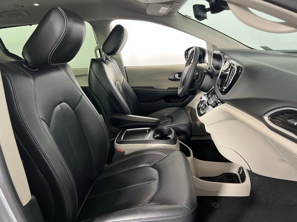 Used 2024 Chrysler Pacifica Touring-L image 36