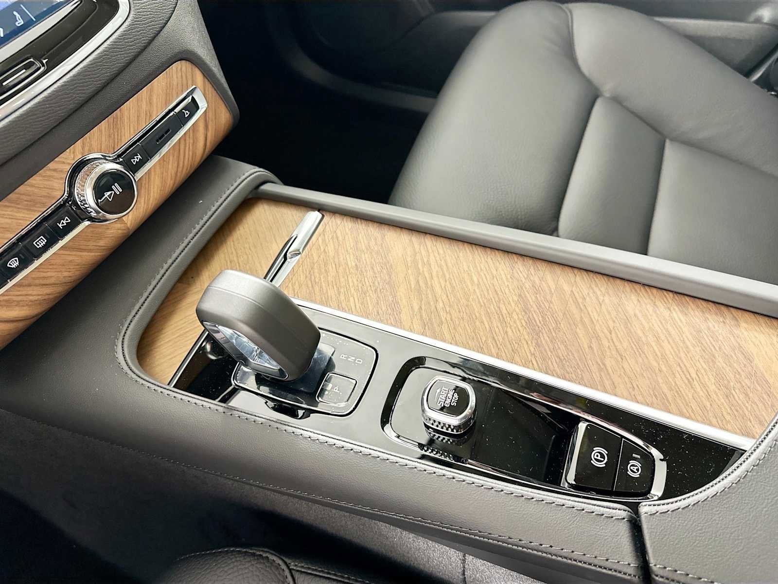 Certified 2025 Volvo XC90 T8 Plus w/ Protection Package Premier image 13