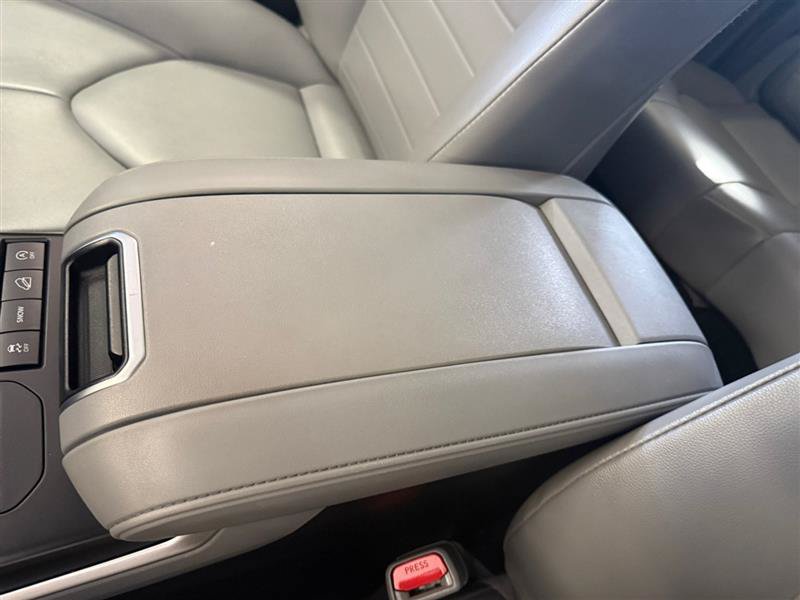 Used 2021 Toyota Highlander XLE AWD/4WD image 29