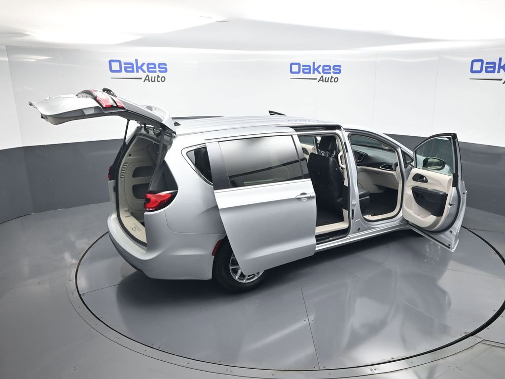 Used 2023 Chrysler Pacifica Touring-L FWD image 58
