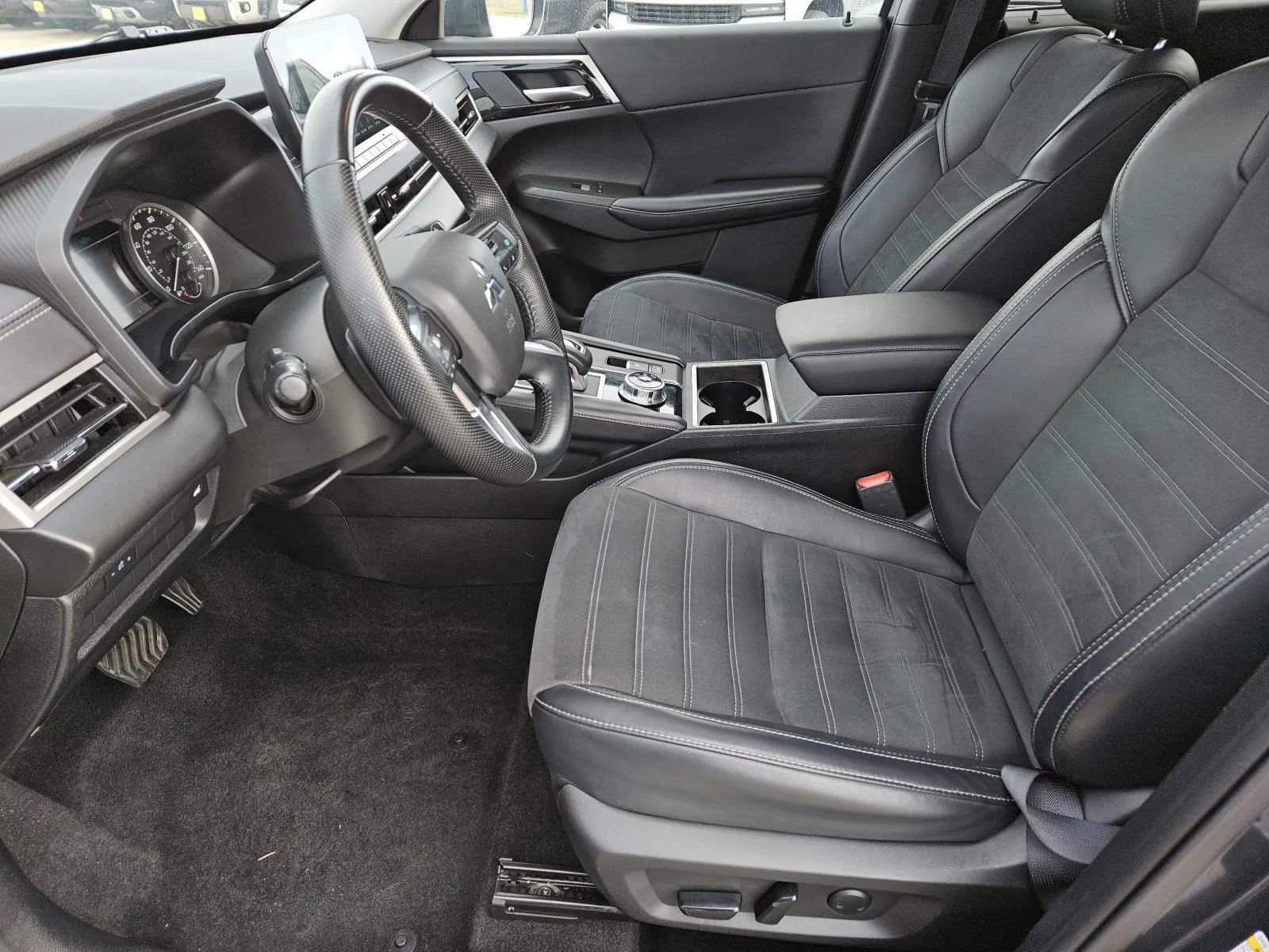 Used 2024 Mitsubishi Outlander SE Black Edition image 17