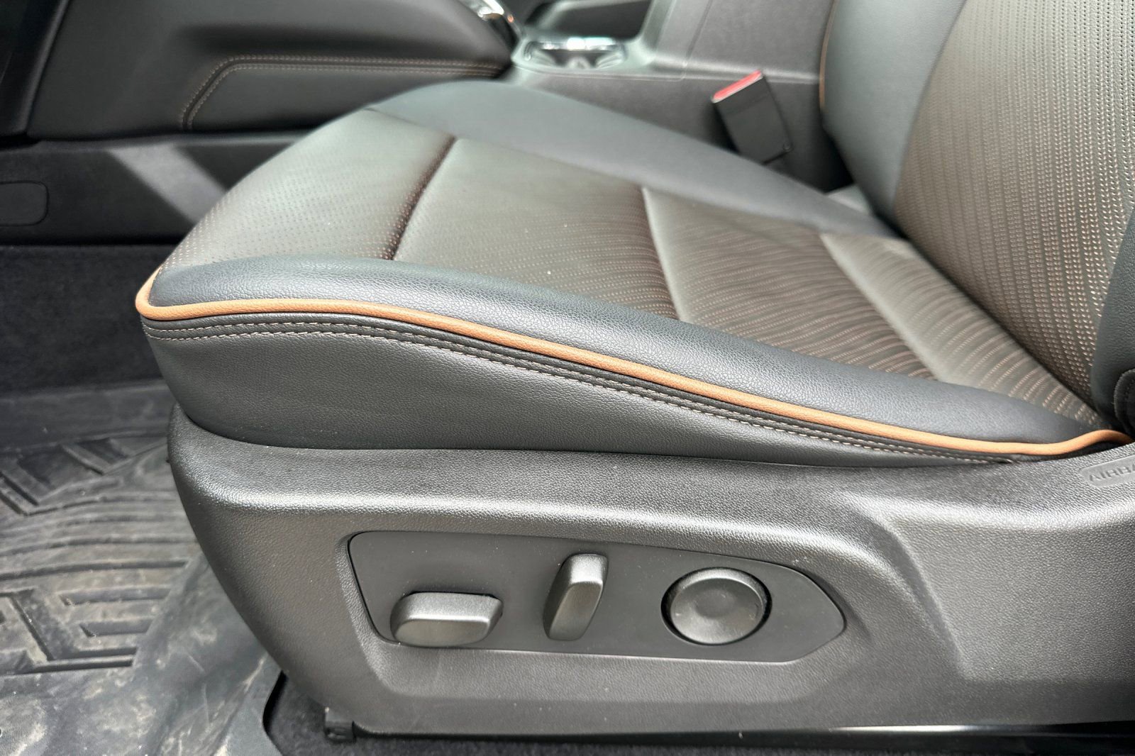 Used 2024 GMC Canyon AT4 w/ LPO, Off Road Lift Package image 12