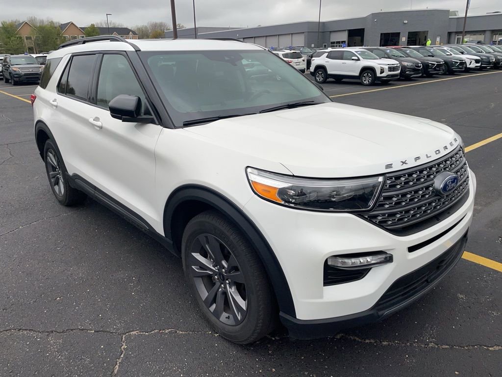 Used 2023 Ford Explorer XLT w/ Equipment Group 202A AWD/4WD image 3
