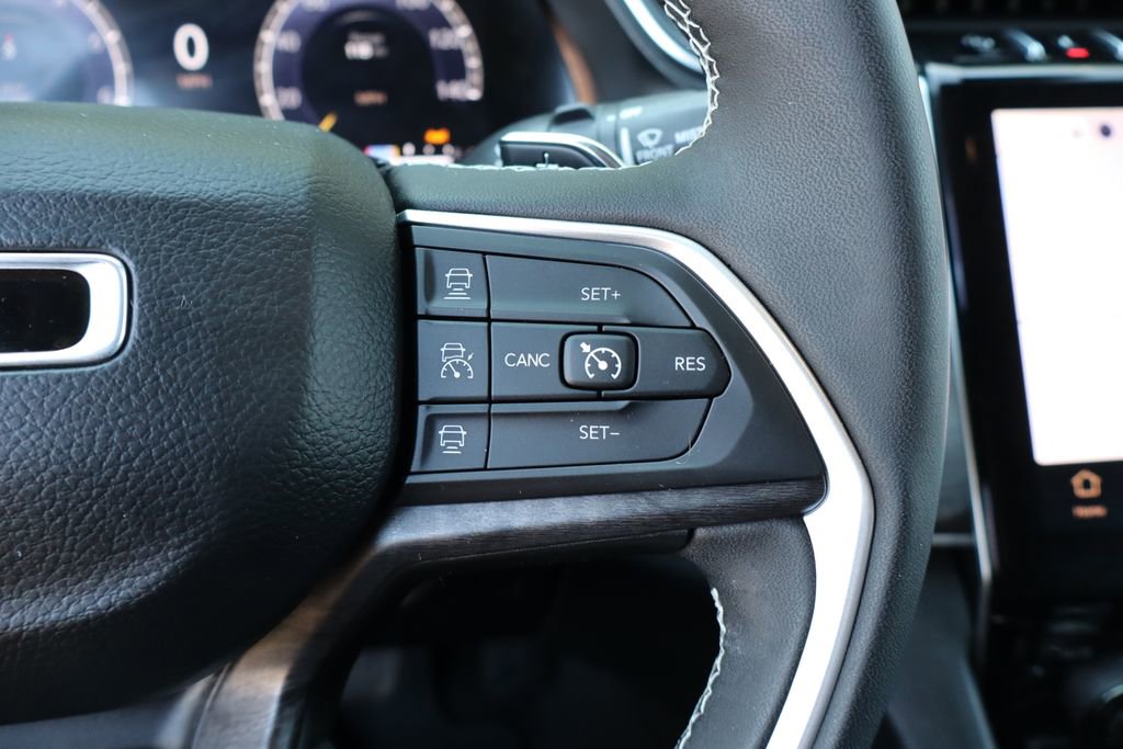 Used 2023 Jeep Grand Cherokee Limited image 17