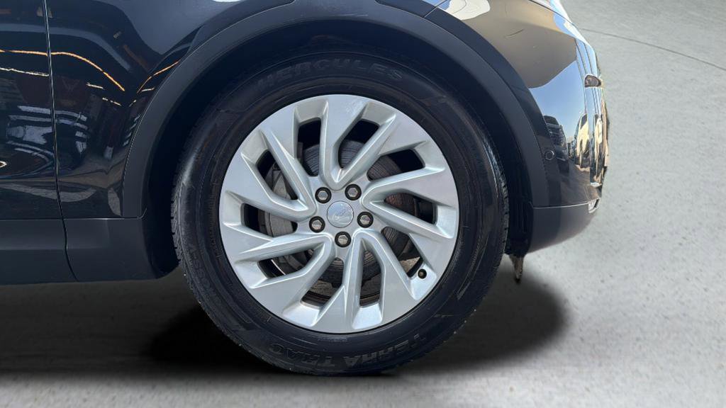 Used 2025 Land Rover Discovery S image 12