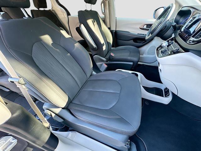 Used 2017 Chrysler Pacifica Touring image 29