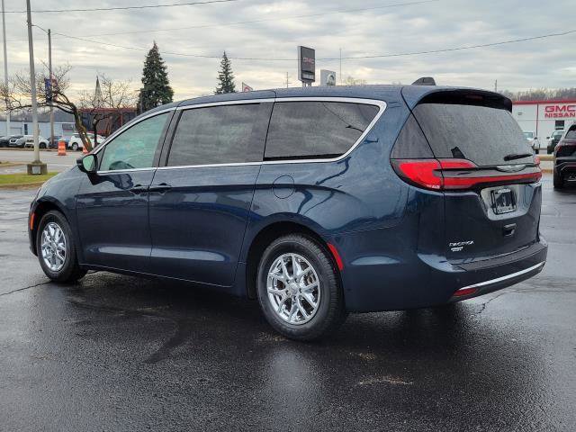 Used 2023 Chrysler Pacifica Touring-L image 3