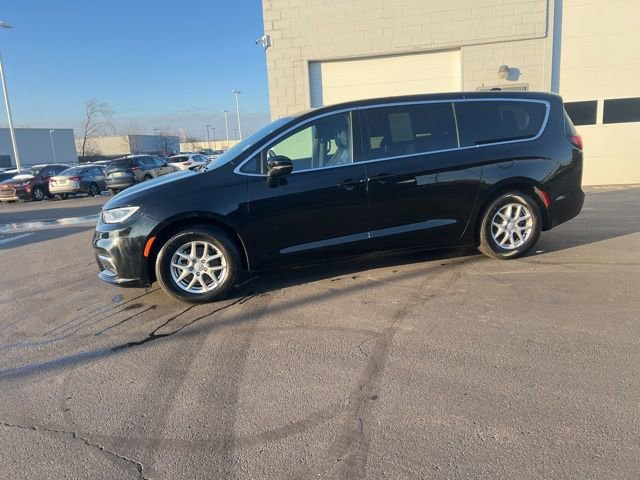 Used 2026 Chrysler Pacifica Select image 14