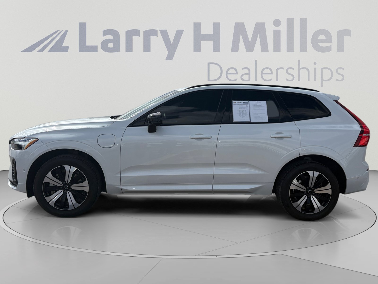 Used 2024 Volvo XC60 T8 Plus AWD/4WD image 2