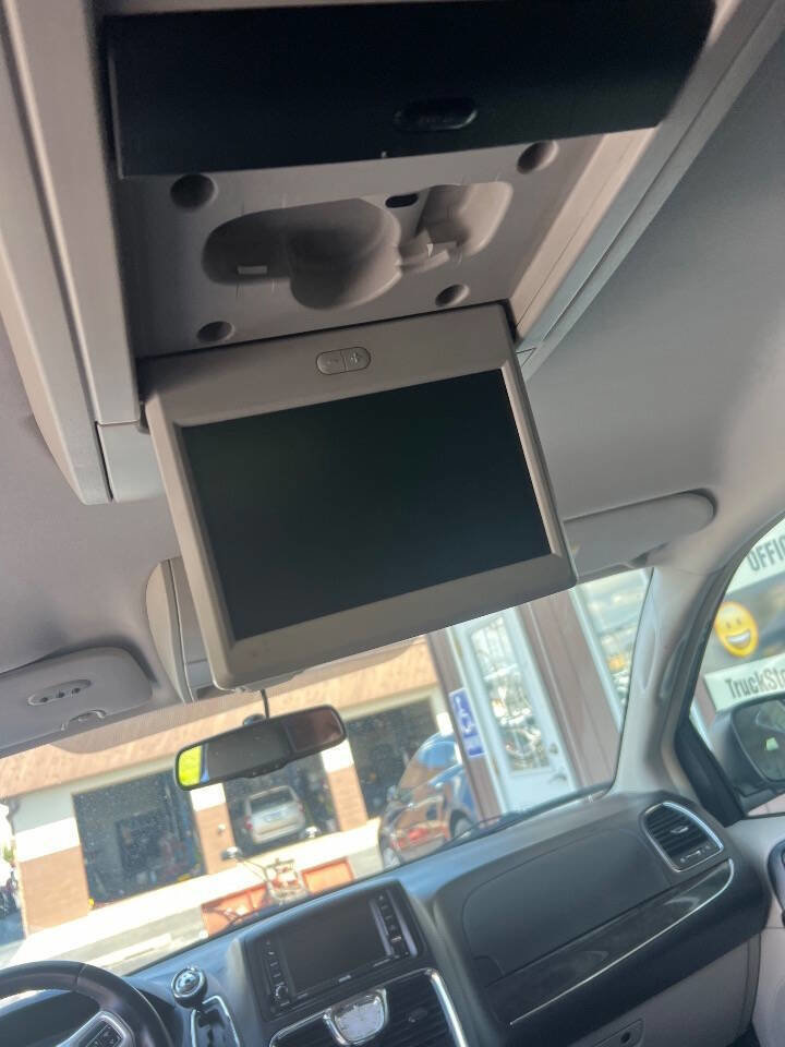 Used 2015 Chrysler Town & Country Touring image 8