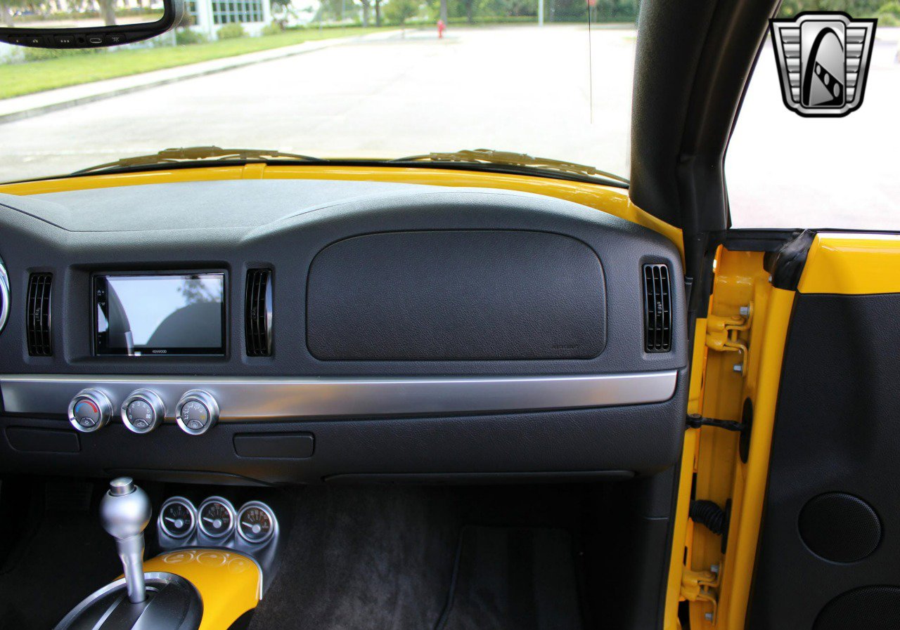 Used 2005 Chevrolet SSR w/ Preferred Equipment Group image 26