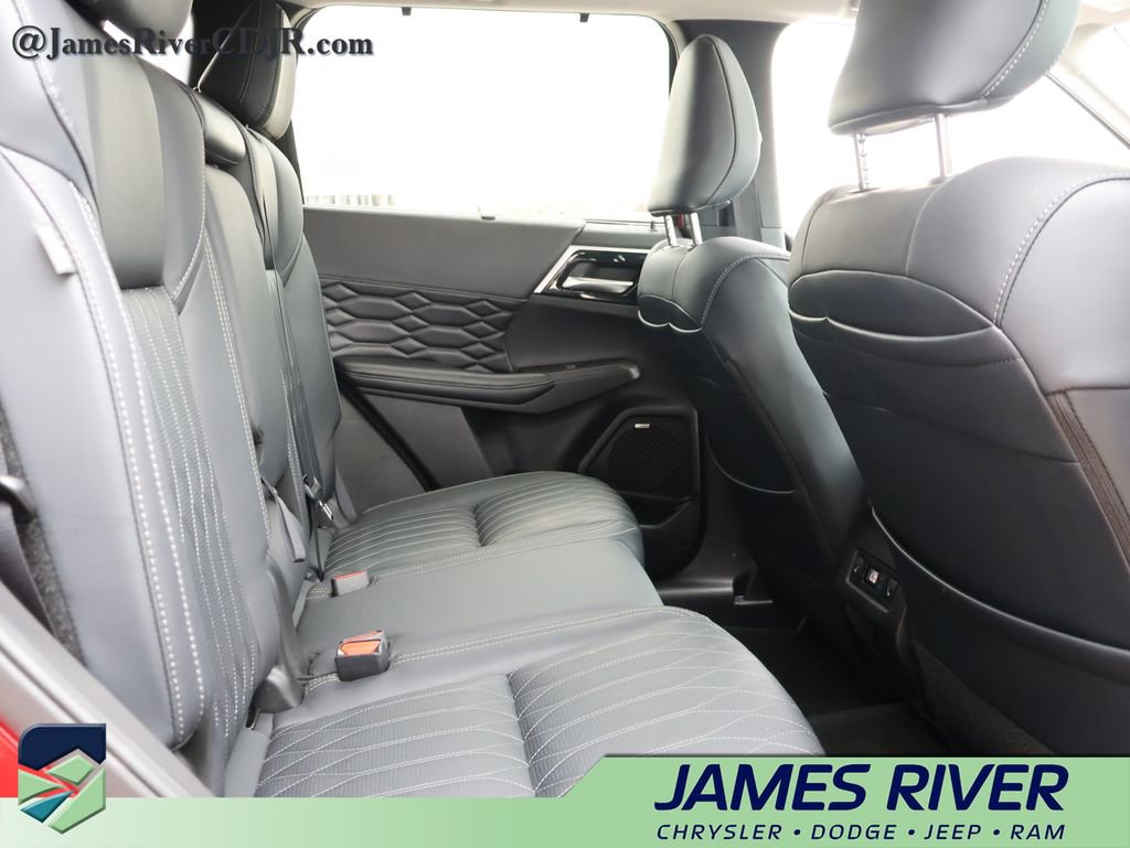 Used 2025 Mitsubishi Outlander SEL image 12