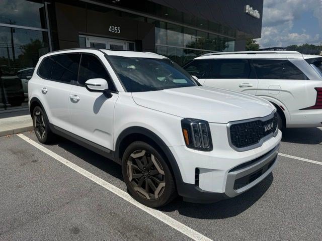 Used 2024 Kia Telluride EX w/ EX Captain's Chair Package FWD image 3