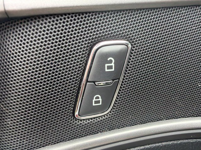 Used 2018 Ford Explorer XLT w/ Equipment Group 202A FWD image 25