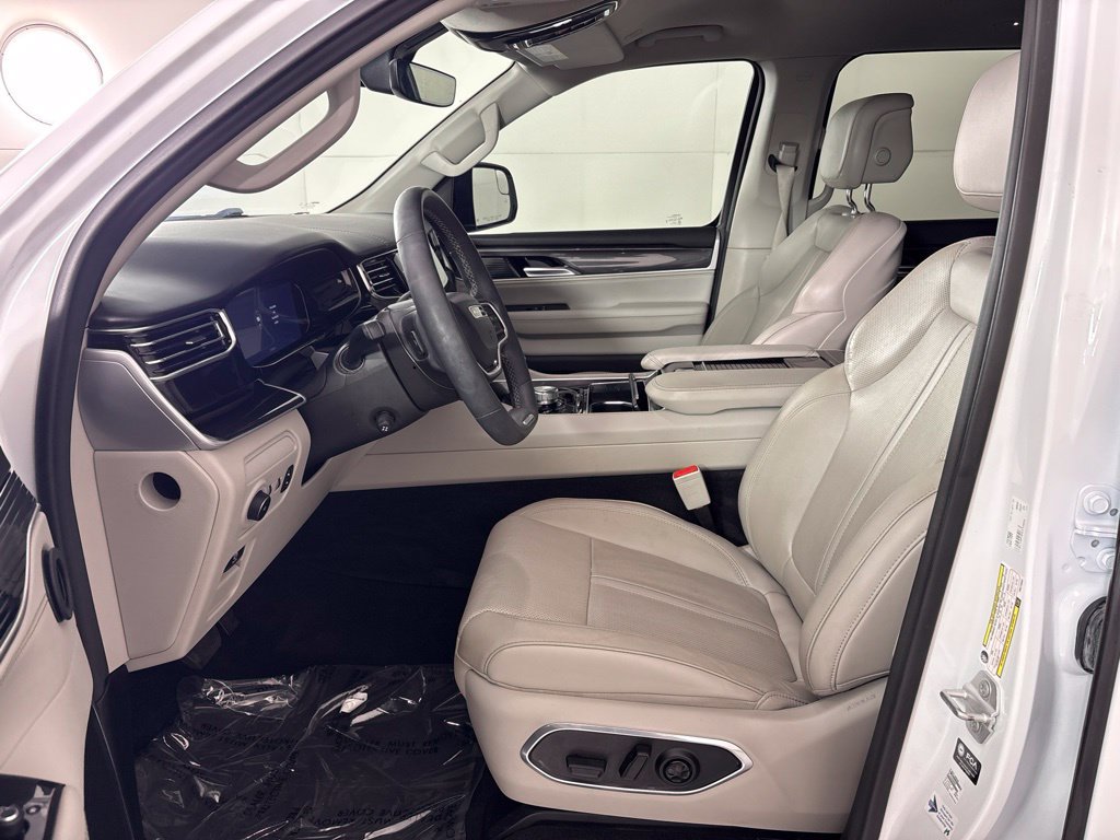 Used 2023 Jeep Wagoneer 2WD image 30
