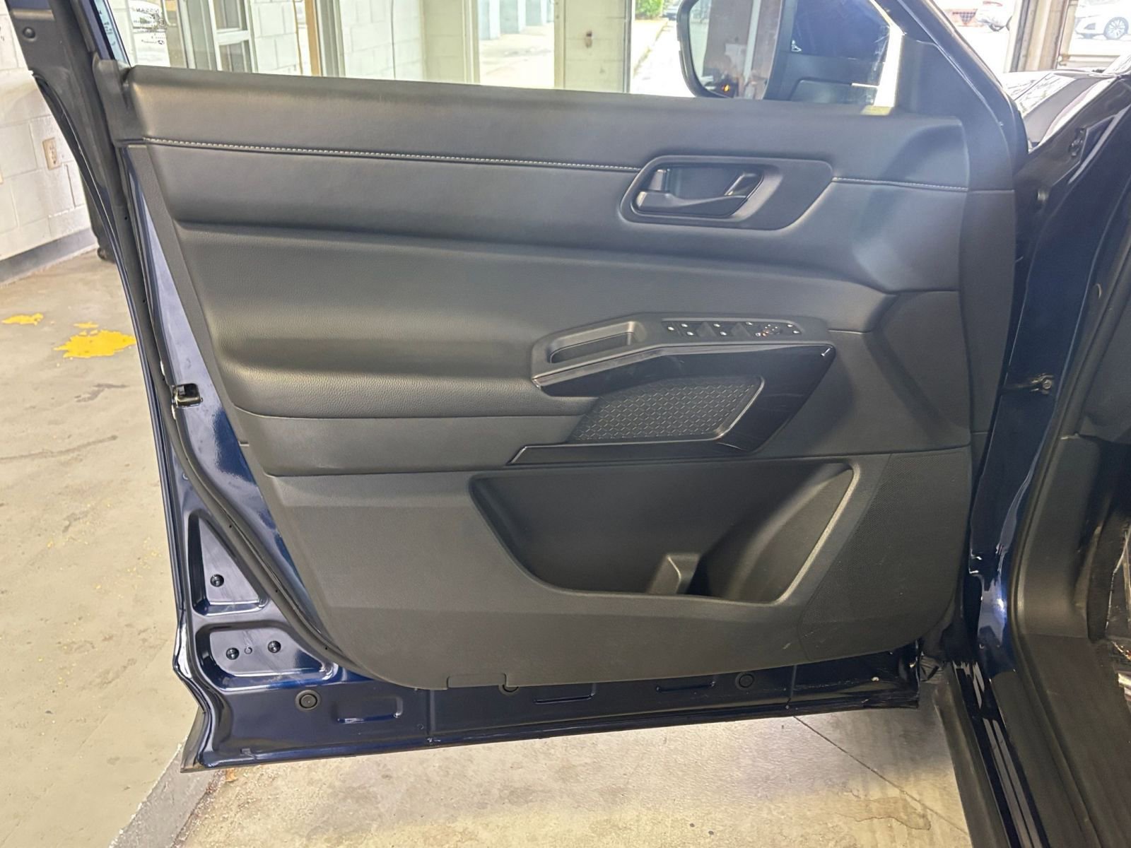 Used 2025 Nissan Pathfinder SV image 25