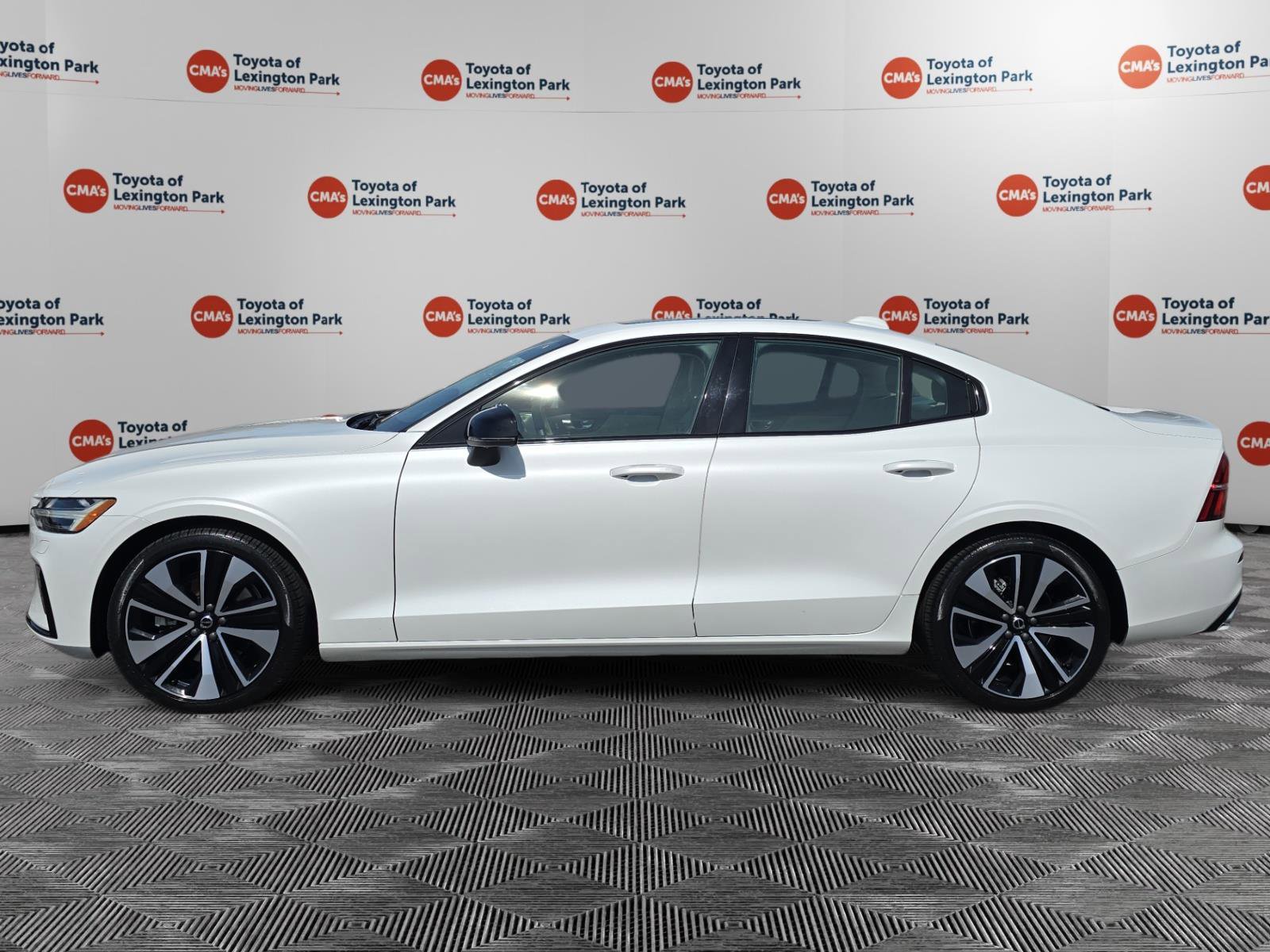 Used 2022 Volvo S60 B5 Momentum w/ Advanced Package image 4