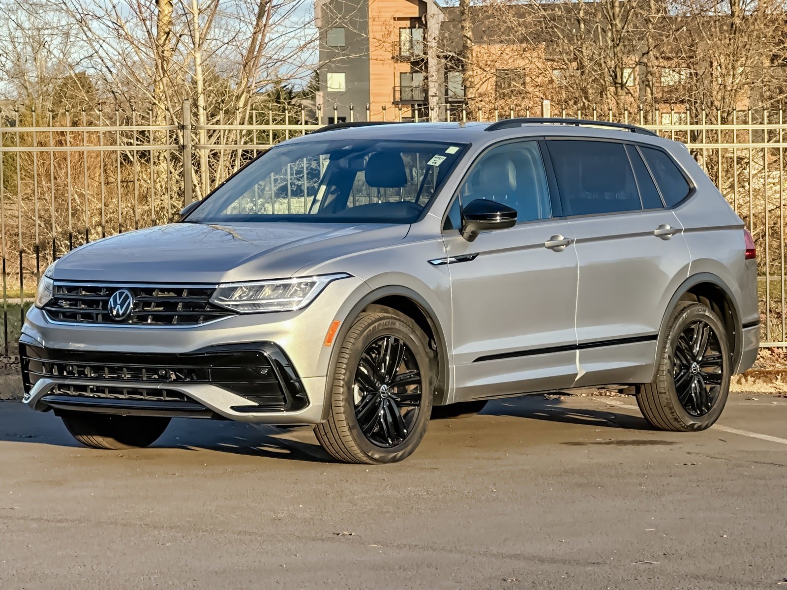 Used 2022 Volkswagen Tiguan SE R-Line image 8