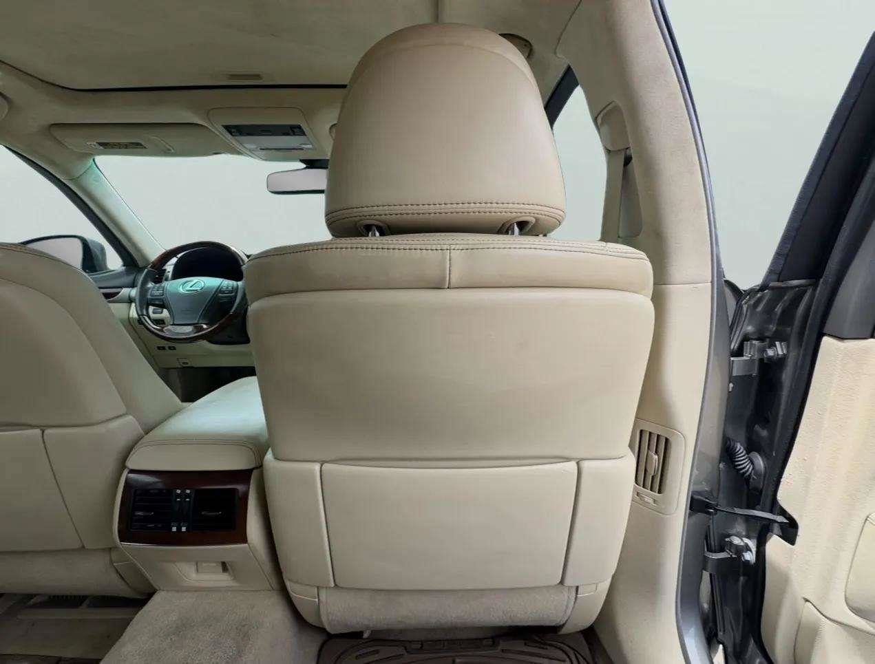 Used 2016 Lexus LS 460 w/ Comfort Package RWD image 50