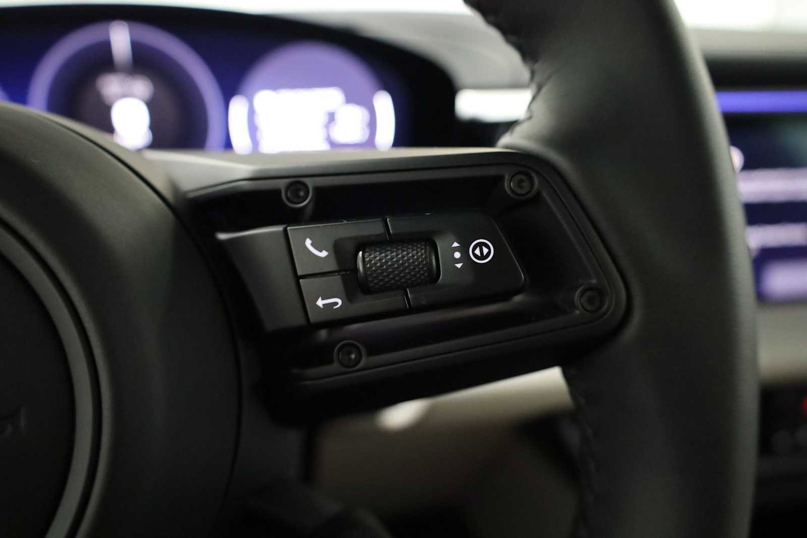 Certified 2025 Porsche Macan Electric image 28