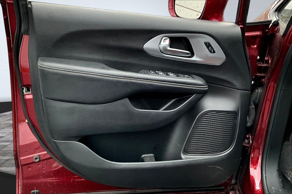 Used 2021 Chrysler Pacifica Touring-L w/ Uconnect Theater Family Group AWD/4WD image 20