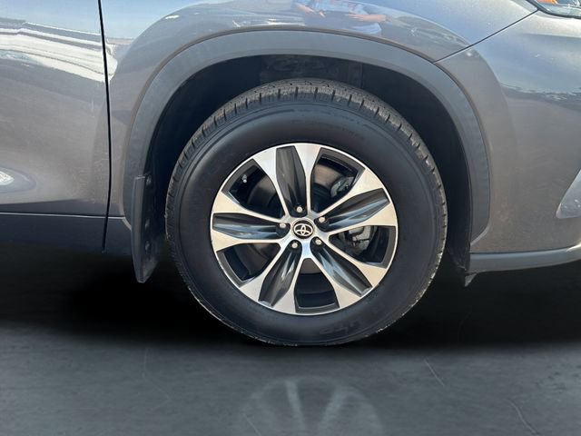 Used 2021 Toyota Highlander XLE AWD/4WD image 9