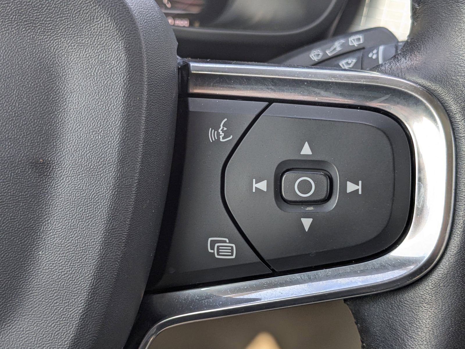 Used 2019 Volvo XC40 T5 Momentum image 28