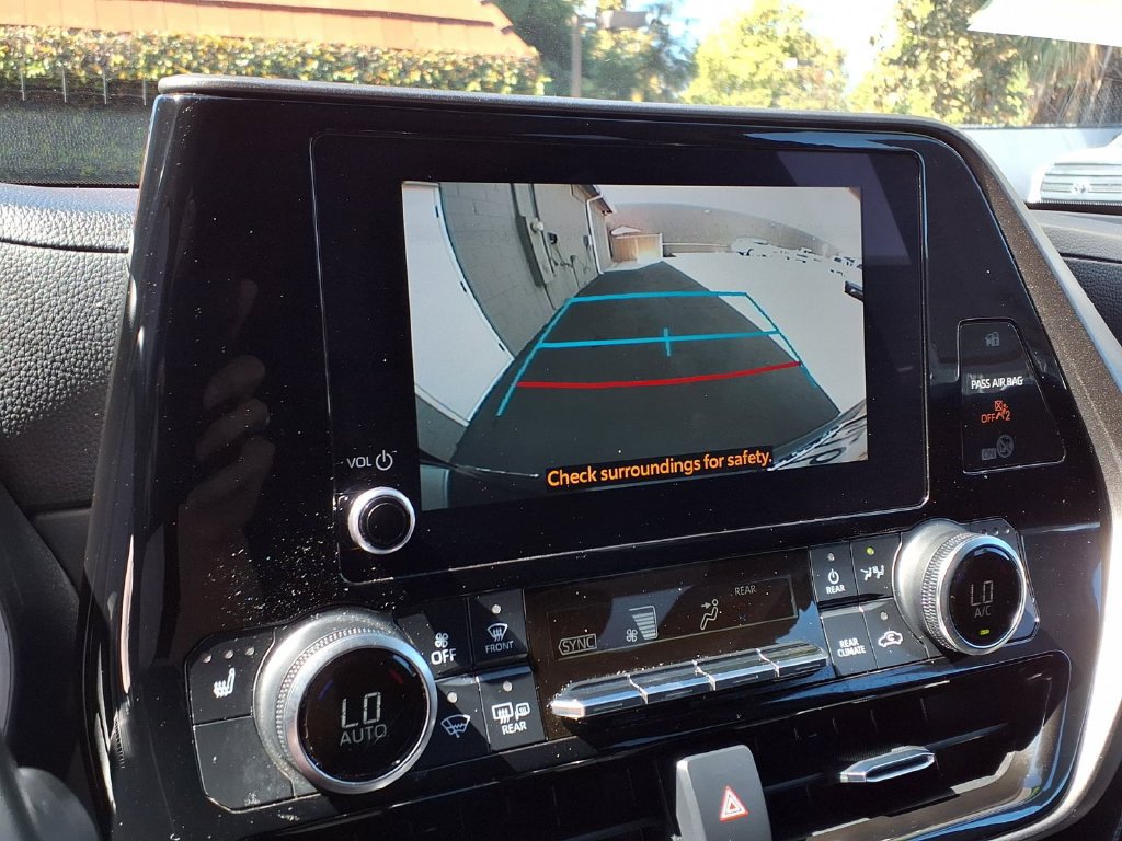 Certified 2023 Toyota Highlander XLE AWD/4WD image 9