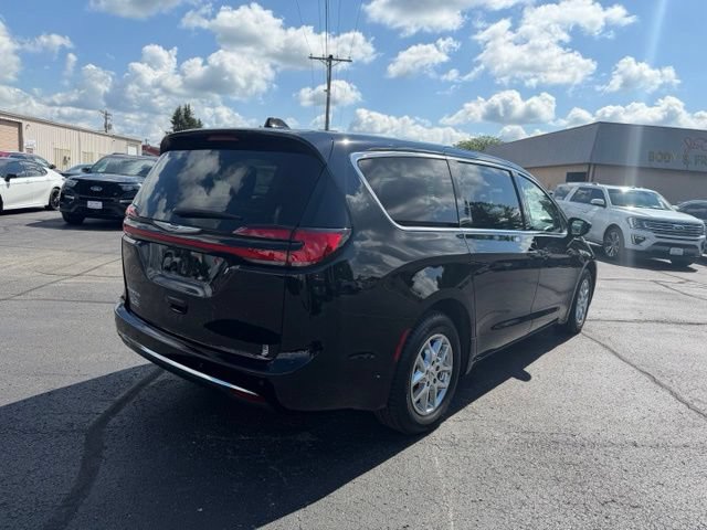 Used 2024 Chrysler Pacifica Touring-L FWD image 9