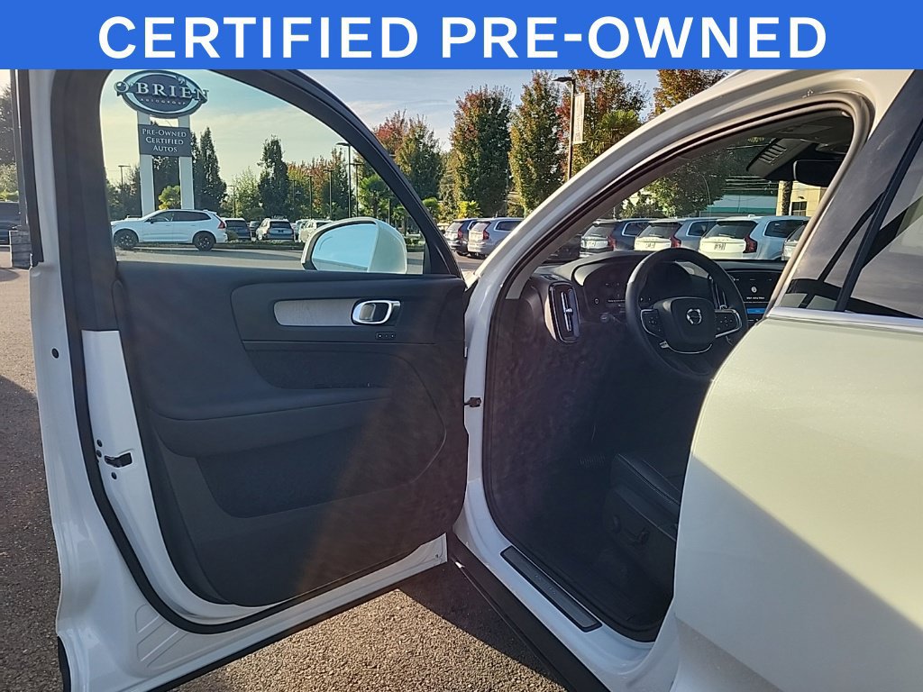 Used 2025 Volvo XC40 B5 Core w/ Protection Package Premier AWD/4WD image 9