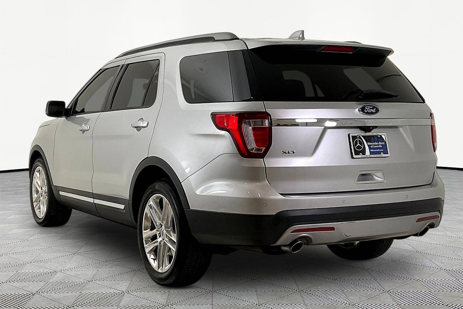 Used 2017 Ford Explorer XLT w/ Equipment Group 202A FWD image 4