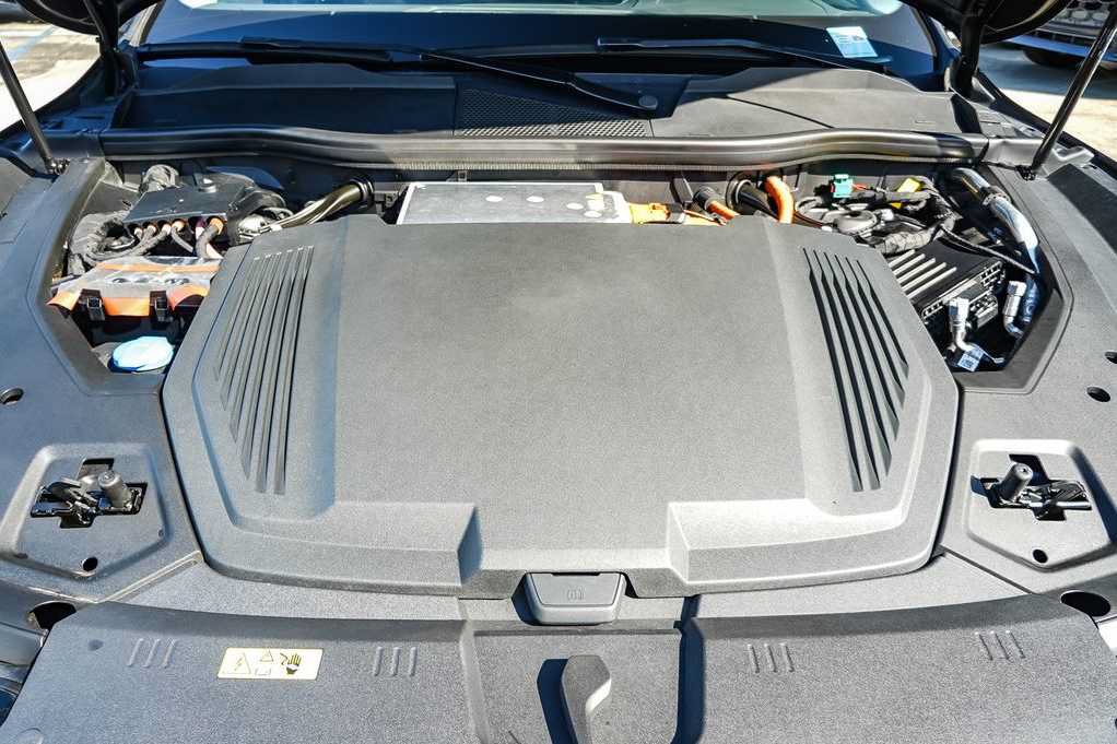 Used 2022 Audi e-tron Premium w/ Convenience Plus Package AWD/4WD image 30