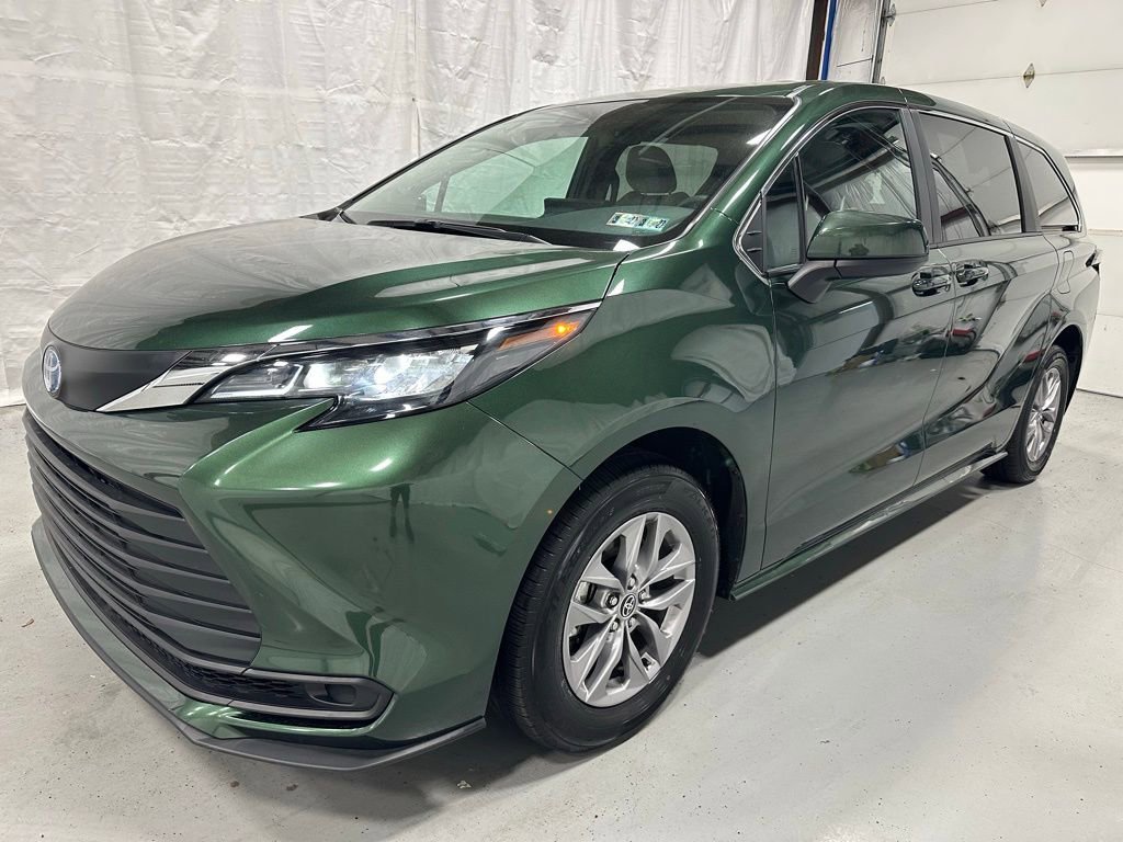 Used 2025 Toyota Sienna LE FWD image 3