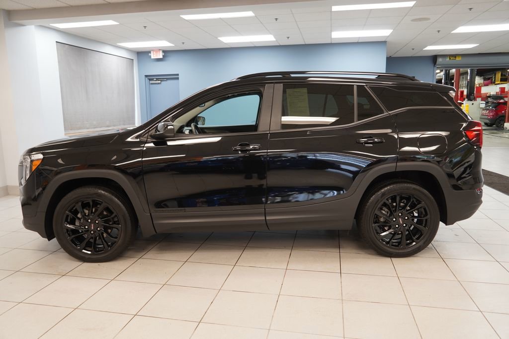 Used 2024 GMC Terrain SLE w/ Driver Convenience Package AWD/4WD image 2
