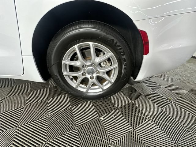 Used 2024 Chrysler Pacifica Touring-L FWD image 13
