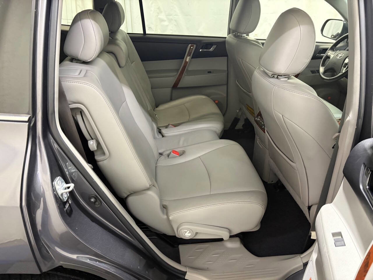 Used 2012 Toyota Highlander Limited w/ Tow Pkg image 26