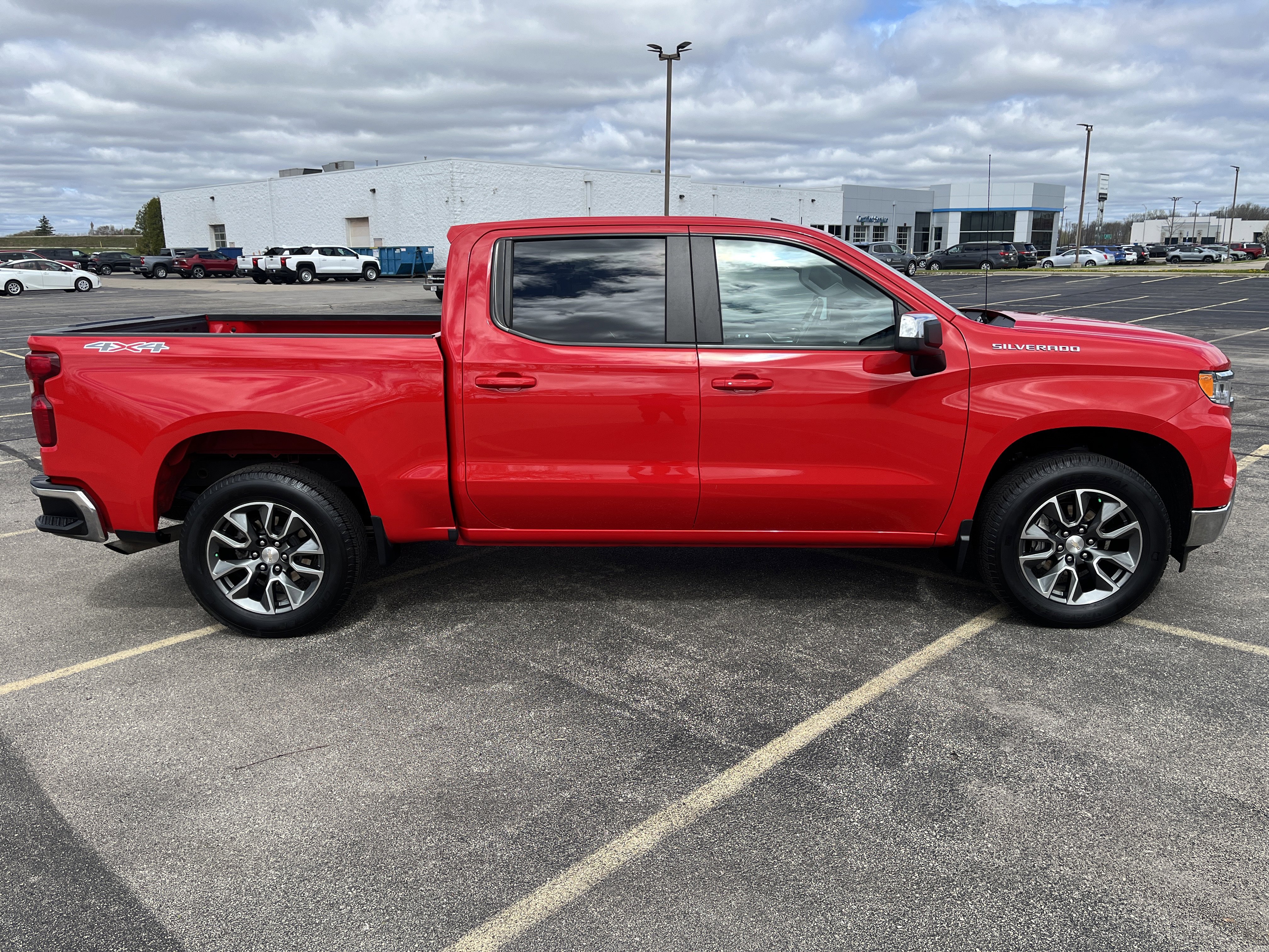 Used 2022 Chevrolet Silverado 1500 LT AWD/4WD image 7